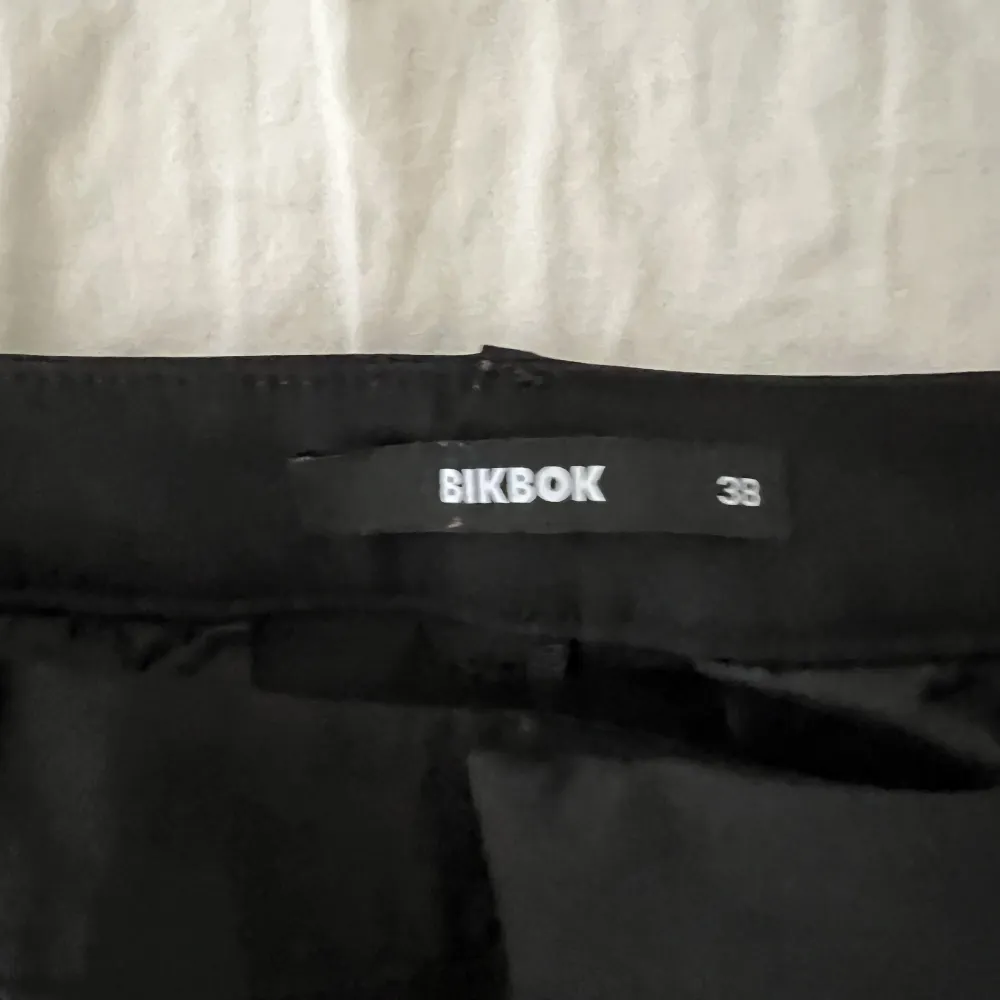 Svarta kostymbyxor från BikBok. Knappt använda. Korta modellen. Nypris 499kr.. Jeans & Byxor.
