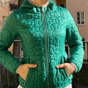 Grön vårjacka från GANT - Den perfekta vårjackan! En grön, tunnare quiltad jacka från GANT. Jackan är i storlek XS och är true-to-size. Är i ett mycket bra skick. Extra knapp medföljer. Går att tvätta i maskin på 30°C. Nypris runt 2000kr.