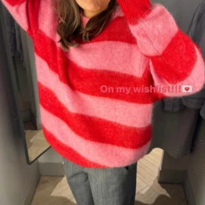 Rosa/röd ulltröja - Rosa och röd ull/mohair tröja från H&M. Enbart använd 2 gånger, inga noppror eller andra skador! Önskas fler bilder är det bara att skicka ett meddelande🫶🏼❤️ Nypris (799kr)