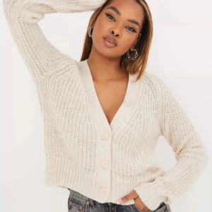 Tröja - En jätte fin stickad tröja från Kappahl. Ser precis ut som den på första bilden. Köpt för 499kr. Använd ett fåtal gånger 