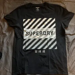 Superdry Tshirt i väldigt fint skick, pris kan diskuteras.