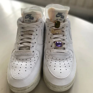 Nike Air Force 1 Low 07 LX Bling - Hej! Säljer mina Nike Air Force 1 Low 07 LX Bling i storlek 40,5. Sparsamt använda, fint skick! 