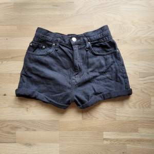 Fina jeansshorts, typ aldrig använda. Skriv privat för fler frågor💗 från pull&bear