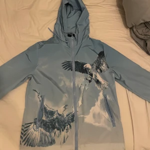 Trapstar windbreaker  - Trapstar jacka bra kvalitet använd en gång för liten på mig. Storlek M. 750kr köpt för 1250kr