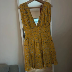 Kort sommarklänning - Aldrig använd, ljuset gör den ej rättvisa det är en väldogt fin gul. 