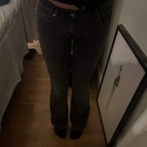 Gråa bootcut jeans i storlek 36 från Ginatricot. Jag är 161 cm och dom sitter bra på mig💞säljer för 200 kr! 