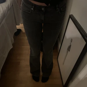 Bootcut jeans - Gråa bootcut jeans i storlek 36 från Ginatricot. Jag är 161 cm och dom sitter bra på mig💞säljer för 200 kr! 