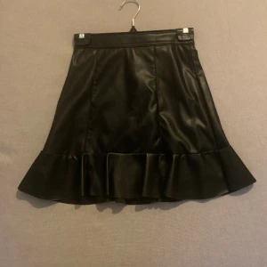 Kjol  - Svart skinn kjol aldrig andvänd ! 