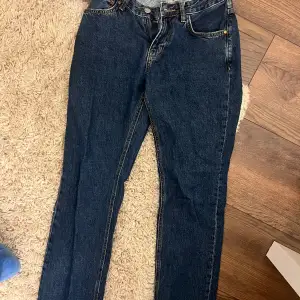 Low straight jeans i  fint skick. Köpta på plick men passade inte. Sann enligt storlek. 