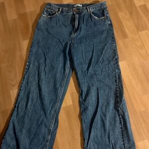 Pull&bear jeans st 46 - Jag säljer nu dessa nästan helt nya jeansen ifrån pull&bear i storlek 46 då dom är alldeles för små för mig. Har endast används en gång, men annars är dom som helt nya. Nypris 600kr, mitt pris 399kr. plus eventuell frakt om vi inte möts upp i Nrkp 