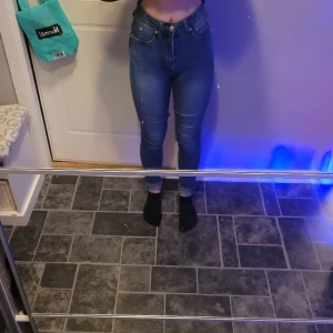 Jeans  - Säljer ett par mörkblåa högmidjade jeans från lager 157, stl xs. Aldrig använda, lite långa för mig och jag är 165. 100kr☺️