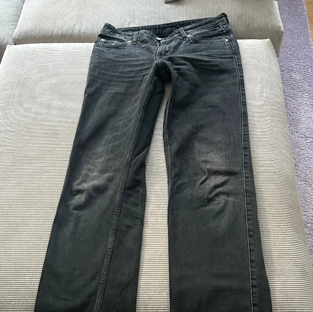 så snygga low waist jeans från weekday! (färg: noir black) ganska använda men det syns inte! jeansen har dock en defekt, se bild 3. Jag har sytt med svart tråd och det är vid skrevet så man ser ändå inte! Säljer för ganska billigt. (syns inte alls) 💞. Jeans & Byxor.