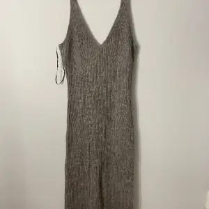 Säljer denna stickade klänning från HM som inte kommer till användning längre. 
