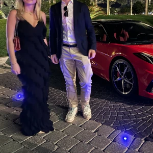 Lång klänning - Säljer nu min jätte fina lång klänning. Den är från nakd och i jätte fint skick. Den är andvänd få gånger med inga defekter. Perfekt till balen💕💕 Jag är en 34/36 och den passar mig perfekt. Jag är 167 och är lite lång på mig