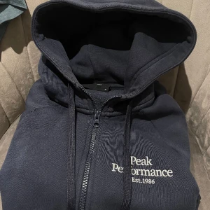 Peak Performance  - Kommer sällan till användning.. Kragen sitter lite längre upp på halsen som en high neck. Fler bilder går att fixa vid eventuellt köp *pris för uppmärksamhet*