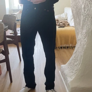 Vintage 1990 Levis 501 - Vintage levis 501 köpta på unsoundrags  Skick 6-10, har en fläck på baksida men annars i bra vintage skick. Str - 30x34. 