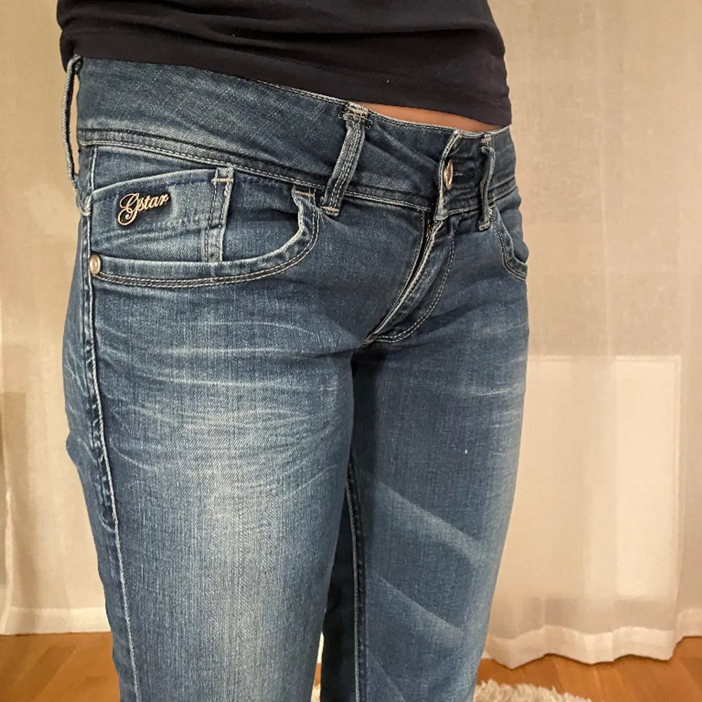 GStar raw low waist jeans i bra passform och fint skick med snygga detaljer. Jeans & Byxor.