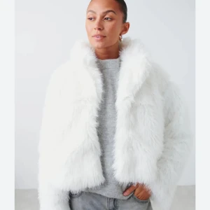 Pälsjacka  - Vit pälsjacka från Gina. Helt ny endast använd en gång men säljer nu för att jag rensar ut 💕💕(lånad andra bild) Den är i storlek XS men känns som en S. Har vanligtvis S i jackor men den här satt perfekt! 