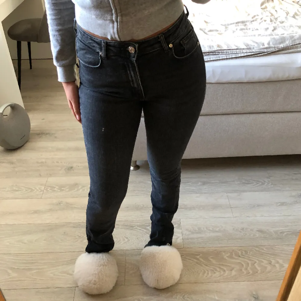 Zara jeans som är slim med en slit längs ner. Storlek 38 och är gråsvart. Har sytt upp dom ungefär 3 cm. Är perfekta på mej som är 168. . Jeans & Byxor.