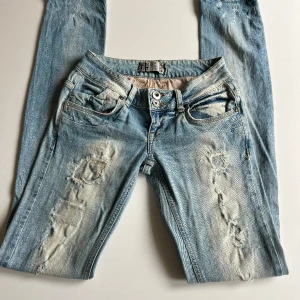 TRF denim jeans  - Low waist skinny jeans med hål detaljer på. Fin tvättning och inte så använda. I storlek 34.