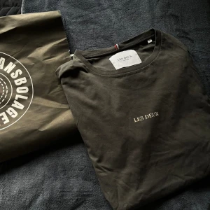 Les deux t shirt - Bra skick, nästan helt ny, köpt på jeansbolaget för ca 400/500
