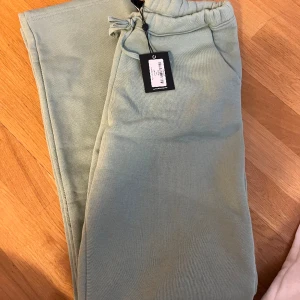 LXA mjukisbyxor  - LXA mjukisbyxor i nyskick, säljes då de inte passade. Storlek xs och långa i benen. 