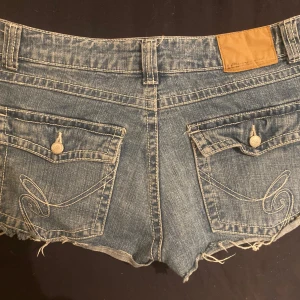 Lågmidjade Shorts - Super snygga lågmidjade shorts perfekt till våren och sommaren som är påväg! 😍 Kom privat vid funderingar eller frågor, kan tänka mig sänka priset vid snabbköp om vi kommit överens ❤️