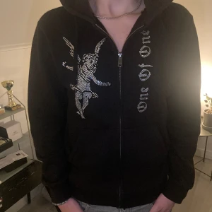 One Of One zip hoodie  - Storlek Medium, passformen är perfekt. 178 cm för referens. Skicket är 7/10 och det är ett litet missfärgat område kring bröstet som knappast syns. Pris kan självklart diskuteras!