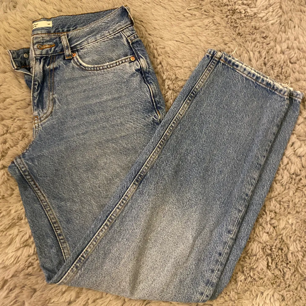 Dessa jeans är från ginas petit avdelning och är snarare en mid rised än Low rised. Jag är 158cm och bär storleken 32. 70cm i innebenslängd. Säljes då dem är en aning för korta på mig men sitter annars väldigt bra. De ser gråa ut men är ljusblå irl . Jeans & Byxor.