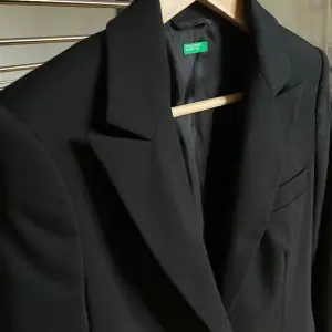 Fin svart blazer från United colors of Benetton. Liten i storleken. Bra skick! 