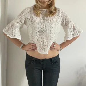 Vit spetstopp - Söt vit spetstopp! Trekvartsärm med volanger. Storlek S. 🤍