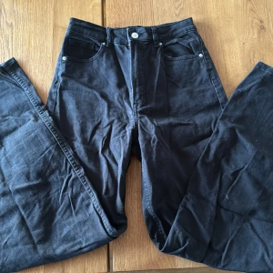 Svarta jeans - Svarta högmidjande jenas från hm, som är i bra skick