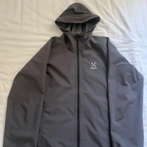 Haglöfs jacka - Hej, säljer nu min gråa haglöfs jacka då den inte kommer till användning nått mer och den har inga håll eller fläckar  Den är är köpt för 2200 kr och är i size M. Säljer för 1000kr