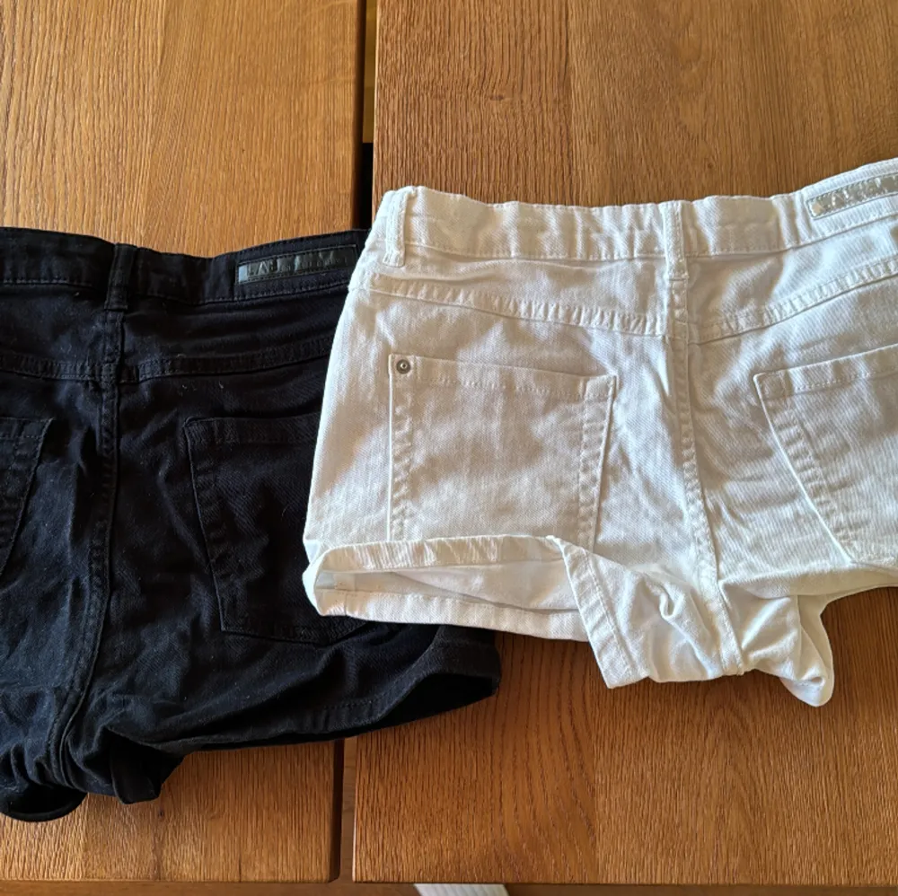 Lågmidjade shorts från Kappahl st 170 Båda för 75 eller en för 50. Shorts.