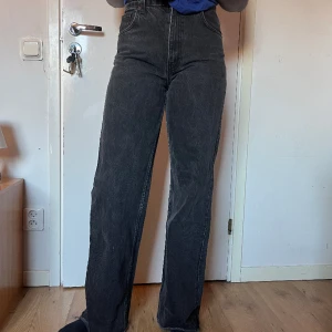 Zara jeans - Ett par jeans från zara! Använd några gånger men de är i gott skick och är inte trasiga någon stans! Priset kan diskuteras