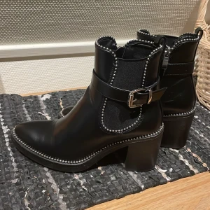 Ankelboots  - Riktigt coola ankel boots knappt använda. Köpta i Helsingör.  Jättebra skick.  