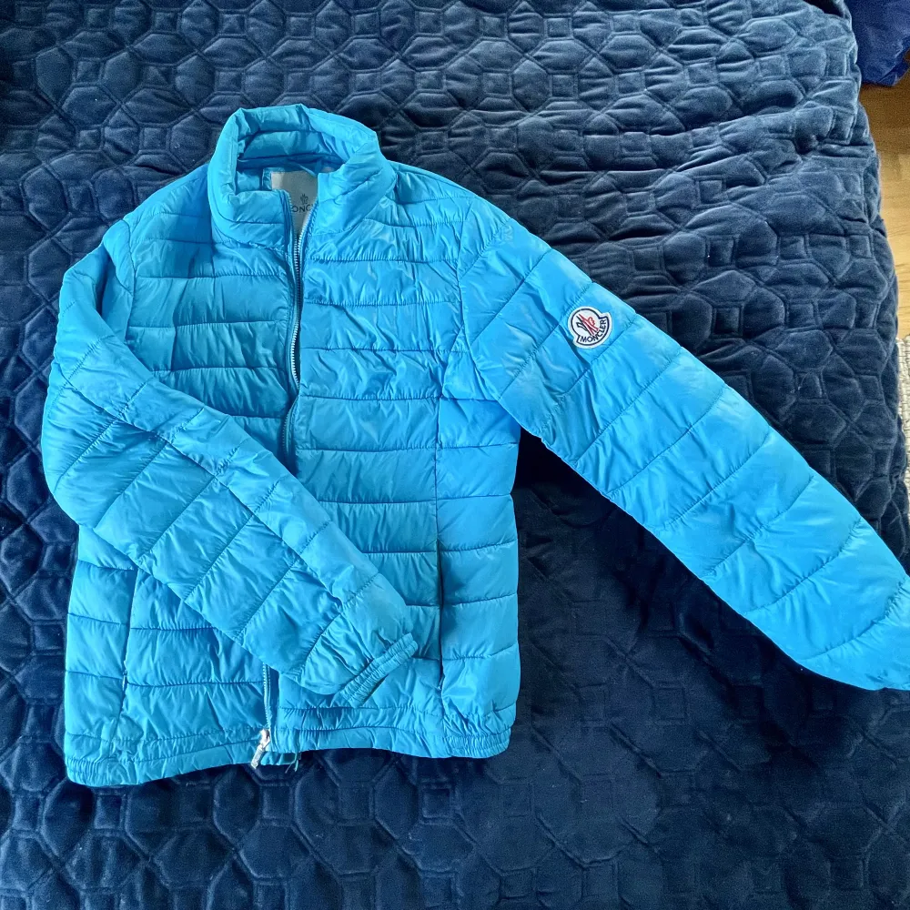 Superfin moncler jacka i blått. Fint skick i stl 2. Nypris ca 8000:- mitt pris 1000:-. Jackor.