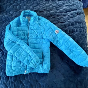 Monclair size 2 - Superfin moncler jacka i blått. Fint skick i stl 2. Nypris ca 8000:- mitt pris 1000:-