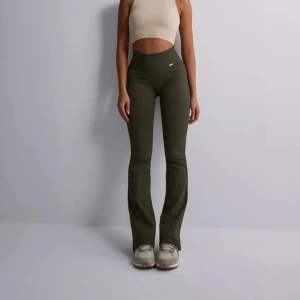 SVARTA ribbade från AIMN. La upp gröna för att man tydligare ska kunna se - Super snygga, framhäver och formar.  Nyskick.  Nypris 699kr Mitt pris 200kr