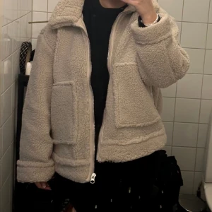 Teddy jacket - Superfin  jacka från h&m, strl L men skulle säga att den sitter som en M. Knappt använd 💕