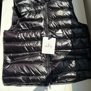 Moncler Väst - Moncler väst helt ny.  Storlek L . Men är liten i storleken så passar även M