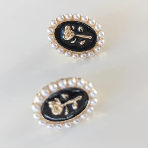 Vintage örhängen med pärlor och blomma  - Nya Superfina Billigare med bundel 🛍️ (brukar ge rabatt vid köp av flera varor) För frågor eller mer bilder hör av dig 