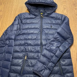 Polo Ralph lauren jacka - Säljer en Ralph lauren jacka. Den passar dig som är runt 160/165. Den har stl XS/S. Hör av dig om du har några funderingar👍