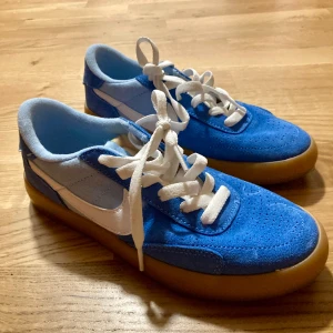 Nike skor - Skor i ljusblått Nike, oanvända. Möts i Gbg! 