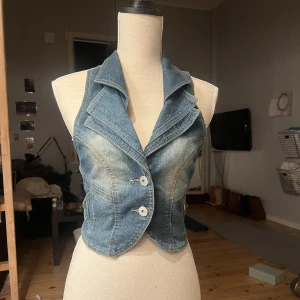 Jeansväst - Supersöt jeansväst med snörning. 