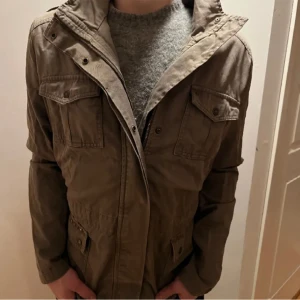Fältjacka, field jacket - Fältjacka i mycket bra skick! Bara att höra av er vid frågor. Säljer då den sitter lite stort på mig