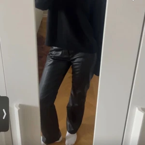 Skinnbyxor - Skinnbyxor från gina tricot💕 pris går att diskutera!💕 Byxorna är i nyskick ändast använda 1 gång! Innerbensmåttet är ca 80 cm ☺️ Köpta på plick bild 1 och 3 är lånad från  säljaren. Skriv om ni har några frågor eller för fler bilder!☺️💕