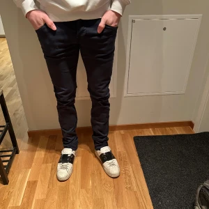 Dondup jeans - Säljer nu de här sjukt snygga Dondup jeansen | ny pris 3000 | mitt pris 499 | skick 9/10 | färg navy och inte svart | Hör av dig vid lilla minsta fundering 🤝😁