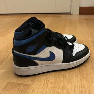 Jordan 1 mid - Säljer mina Jordans i jätte fint skick säljer pga för små och nästan aldrig använda🙌🏼
