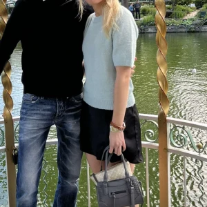 Stickad t-shirt - Stickad t-shirt i fint skick, perfekt till våren!☺️🩵